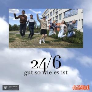 Die 6 Jugendlichen der Band Twentyfoursix springen vor der Städtischen Musikschule und vor blauem Himmel fröhlich in die Luft