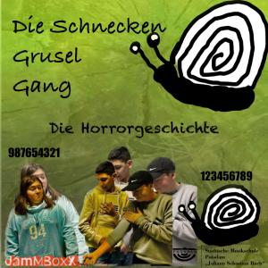 Das CD-Cover zeigt eine Collage aus gemaltem grünenHintergrund mit Schnecke, sowie 3 Jugendliche, die sich etwas angeekelt auf Schneckenspuren untersuchen.