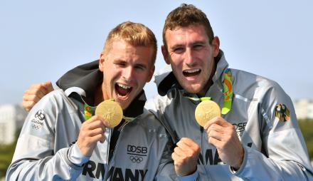Olympiasieger im Kanu Jan Vandrey und Sebastian Brendel jubeln mit ihrer Goldmedaille.