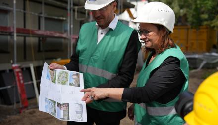 Oberbürgermeister Mike Schubert auf der Baustelle des neuen Wohnhauses in der Gluckstraße