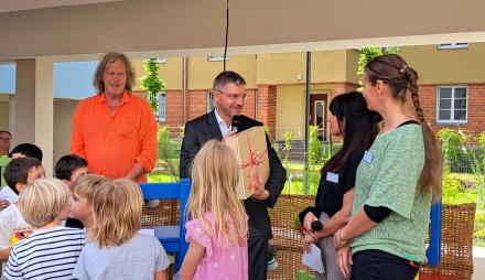 Oberbürgermeister Mike Schubert eröffnet die Michael-Ende-Grundschule.