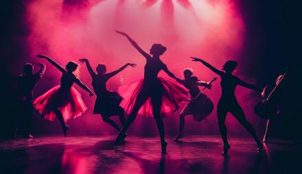 Tänzerinnen in rotem Scheinwerferlicht Zu sehen ist eine Reihe von Tänzerinnen in rotem Scheinwerferlicht