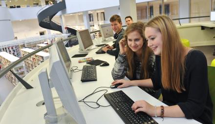 Mehrere Jugendliche lernen am Computer.