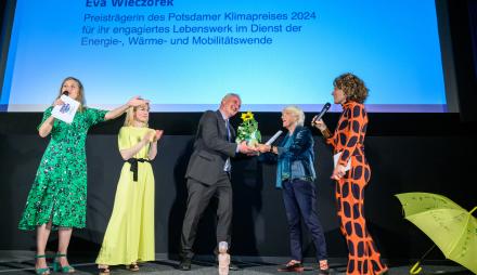 Der Beigeordnete für Stadtentwicklung, Bauen, Wirtschaft und Umwelt, Bernd Rubelt, übergibt den Potsdamer Klimapreise an Eva Wieczorek