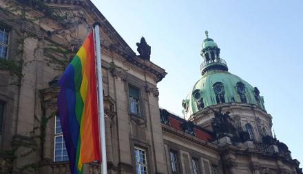 Buntes Potsdam: Die Regenbogenflagge vor dem Rathaus.