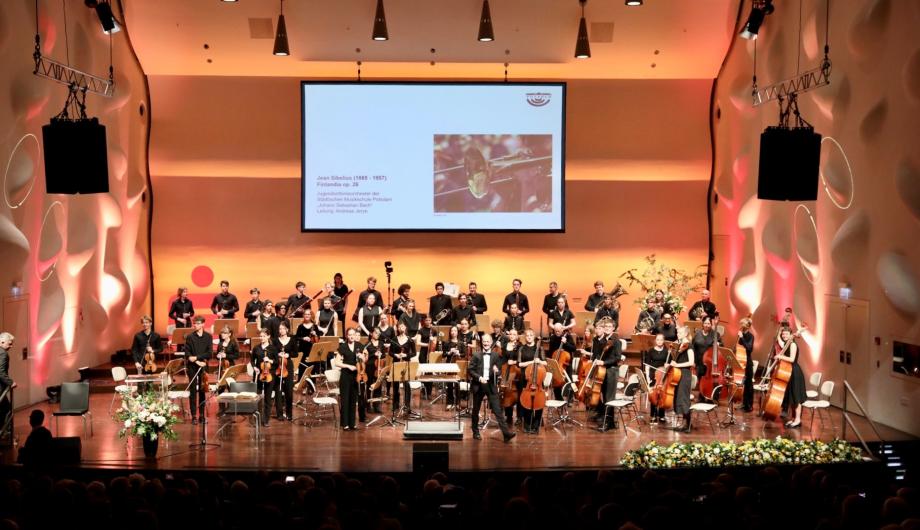 Jahresempfang 2023 Junge Musikerinnen und Musiker der Städtischen Musikschule „Johann Sebastian Bach“ unter Leitung ihres Dirigenten Andreas Jeyre