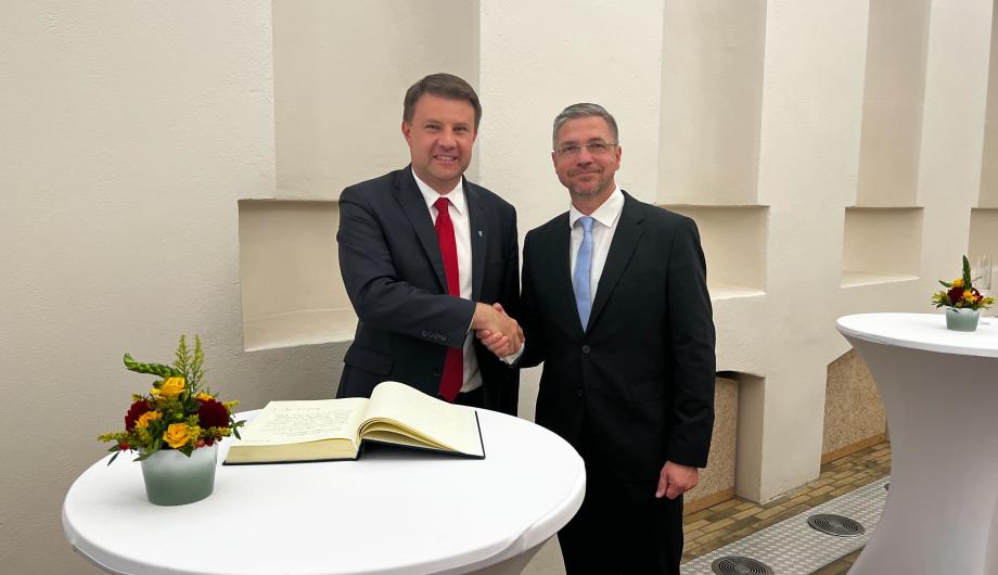 Der Opoler Stadtpräsident Arkadiusz Wisniewski trägt sich in das Gästebuch der Landeshauptstadt Potsdam ein