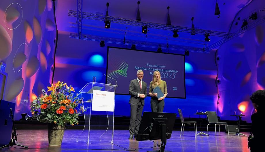 Dr. Lisa Schwetlick und Mike Schubert auf der Bühne im Nikolaisaal bei der Auszeichnung zum Nachwuchswissenschaftenpreis Potsdam 2023