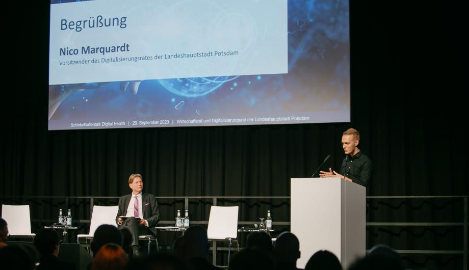 Nico Marquardt- Vorsitzender des Digitalisierungsrates der Landeshauptstadt Potsdam am Rednerpult