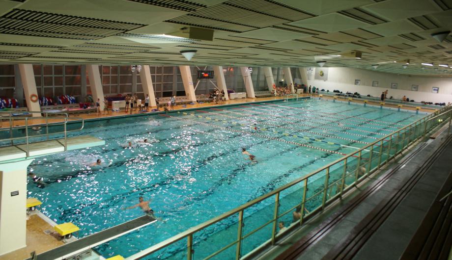 Die alte Schwimmhalle Am Brauhausberg von der Tribüne aus.