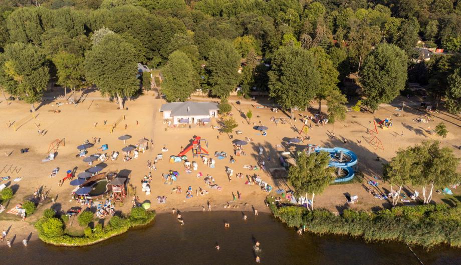 Das Waldbad Templin mit dem Sandstrand an der Havel, der Rutsche und den Liegewiesen aus der Luft fotografiert