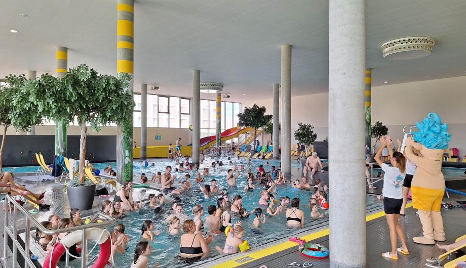 Kinder und Erwachsene im Schwimmbecken des Familienbades im blu.