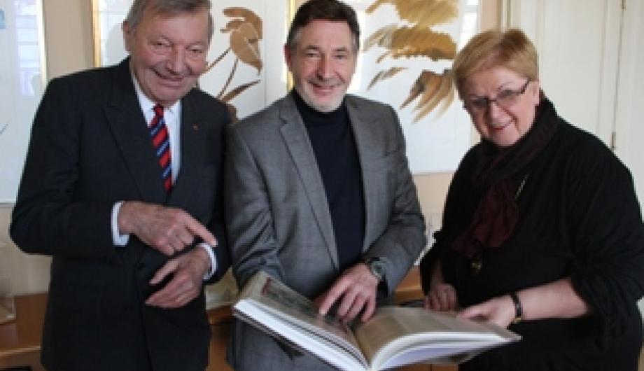 Oberbürgermeister Jann Jakobs erhielt vom Ehrenpräsidenten des Freundeskreises Potsdam-Luzern