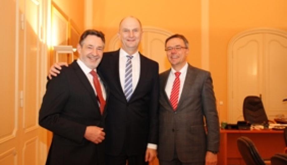 Oberbürgermeister Jann Jakobs (l.) und Bürgermeister Burkhard Exner (r.) begrüßen Ministerpräsident Dietmar Woidke im Rathaus Potsdam.