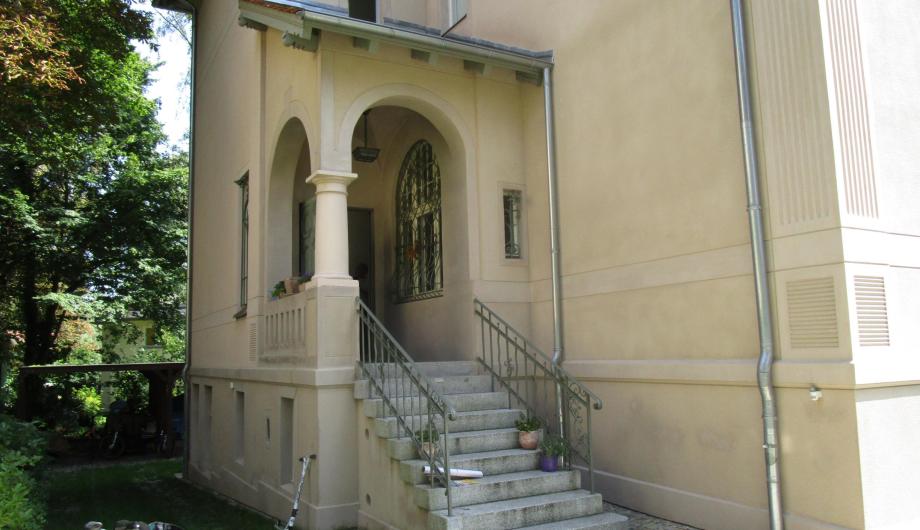 Eingang der Villa Vorberg mit Treppengeländer im Jugendstil