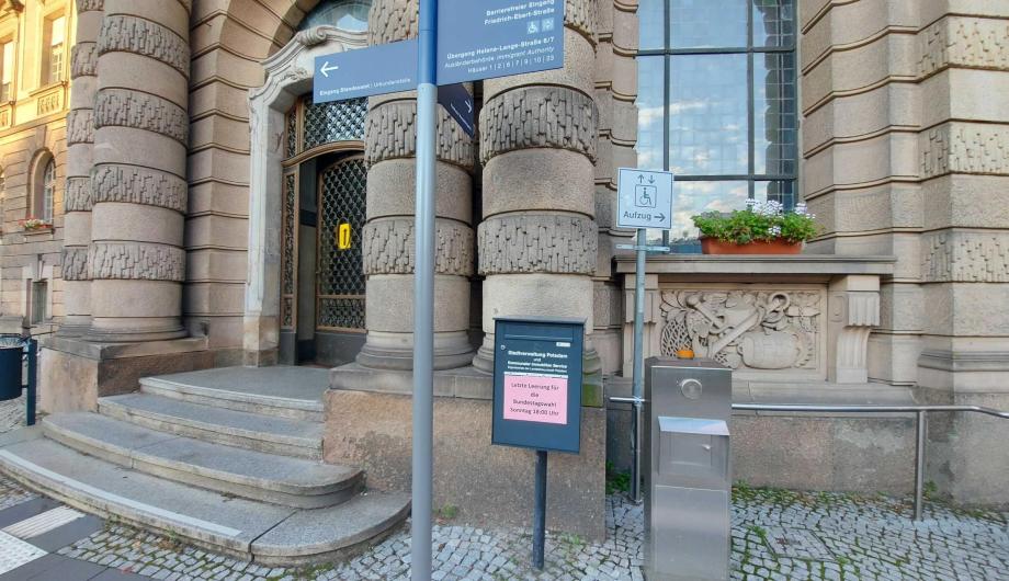 Der Briefkasten für Briefwahlzettel vor dem Rathaus Potsdam steht heute noch bis 18 Uhr zur Verfügung