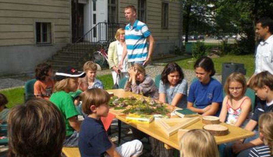 Kinder forschen im Naturkundemuseum Potsdam.