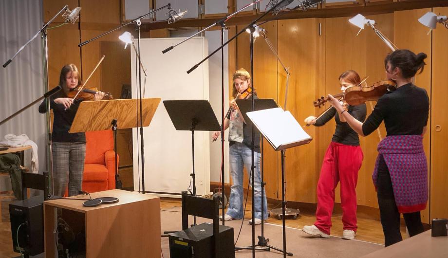 4 Violinistinnen nehmen bei MDR Klassik einen Teil ihres enviaM Preisträgerprogramms während einer Live Radiosendung auf
