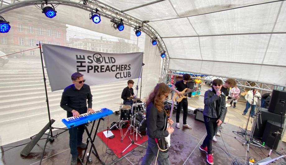 Eine junge Rockband ist auf der Open-Air-Bühne des Hafenfest in Aktion zu sehen