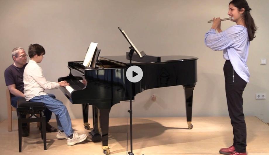 Ein klassisches Duo mit jugendlicher Flötistin und jungem Pianisten bei einer Probe