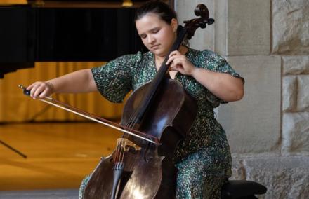 Eine junge Solistin spielt das Cello