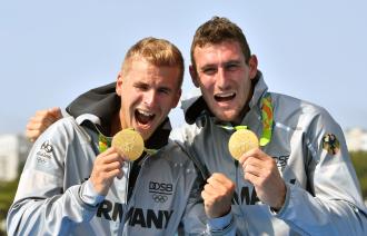 Olympiasieger im Kanu Jan Vandrey und Sebastian Brendel jubeln mit ihrer Goldmedaille.