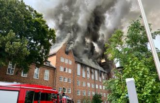 Rauch dringt aus dem Dach des ehemaligen Landtags am Brauhausberg in Potsdam. Kurze Zeit später brach der Dachstuhl zusammen. 