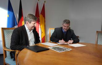 Der Künstlerische Leiter der Inselbühne, Kaspar von Erffa, und Oberbürgermeister Mike Schubert unterzeichneten den Vertrag über die Nutzung der Inselbühne.