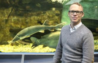 Museumsdirektor Dr. Jobst Pfaender im Aquarium