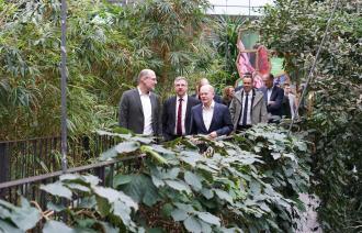 Oberbürgermeister Mike Schubert und Bundeskanzler Olaf Scholz informieren sich über die Smart-City-Projekte Potsdam in der Biosphäre Potsdam.