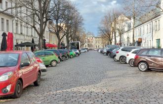Dortustraße in Potsdam mit parkenden Fahrzeugen auf beiden Seiten