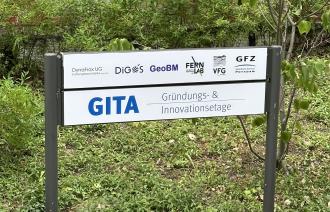 Schild vor dem Haus der Gründungs- und Innovationsetage GITA mit den Logos der ansässigen Start-ups© Eike Herbst (Landeshauptstadt Potsdam)