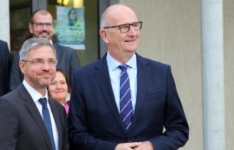 Ministerpräsident Dietmar Woidke und Oberbürgermeister Mike Schubert vor dem Treffpunkt Freizeit