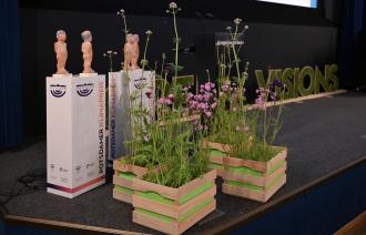 Klimapreis 2026 - Preisskulptur und Blumenkiste im Filmmuseum Klimapreis 2026 - Preisskulptur und Blumenkiste im Filmmuseum
