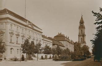 Das Bild zeigt ein historisches Foto der Breiten Straße in Richtung Garnisonkirche um 1912. (Unbekannter Fotograf, Potsdam Museum)