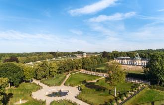 Die Luftaufnahme zeigt die Bildergalerie und im Hintergrund das Schloss im Park Sanssouci.