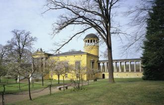Schloss Lindstedt wurde ab 1858 als Alterssitz für König Friedrich Wilhelm IV umgebaut. Jetzt können darin Empfänge stattfinden und es darf geheiratet werden.