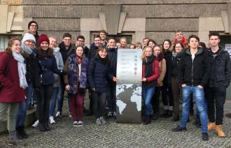 Gymnasiasten aus Luzern vor dem Rathaus Potsdam
