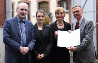 Martin Gorholt, Uta-Ulrike Gerlant, Dr. Birgit-Katharine Seemann und Burkhard Exner mit der Urkunde