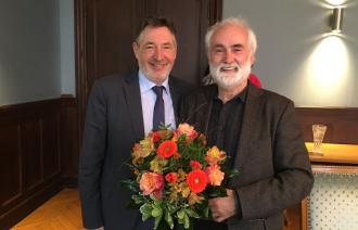 Jann Jakobs dankt Kreiswahlleiter Dr. Matthias Förster