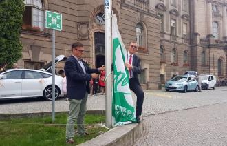 Mayors for Peace: Bürgermeister Burkhard Exner und Uwe Fröhlich (l.) hissen die Flagge vor dem Rathaus.