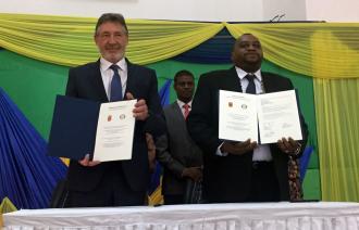 Oberbürgermeister Jann Jakobs und Khatib Abdulrahman Khatib aus Sansibar nach der Unterschrift unter den Städtepartnerschaftsvertrag.