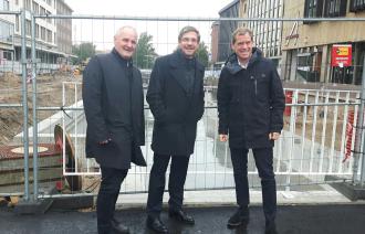 Bernd Rubelt, Mike Schubert und Dr. Ulf Kämpfer (v.l.) schauen sich das Projekt Kleiner Kiel-Kanal an.