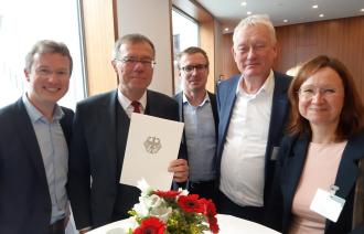  Harald Kümmel, Burkhard Exner, David Oberthür, Hubert Lakenbrink und Sandra Jacob bei der Vergabe der Urkunde