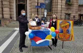 Oberbürgermeister Mike Schubert übergibt den Rathausschlüssel an die Potsdamer Karnevalsvereine