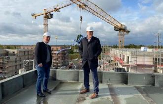 Bernd Rubelt und Bert Nicke beim Richtfest von Wohnbauten an der ehemaligen Tram-Wendeschleife Viereckremise
