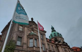 Flagge "Mayors for peace" vor dem Potsdamer Rathaus