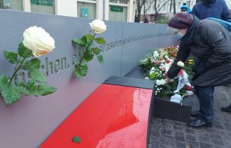 Öffentliche Gedenkveranstaltung auf dem Willi-Frohwein-Platz, auf der die Bildungsbeigeordnete Noosha Aubel ein Grußwort hielt.