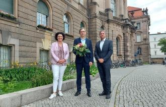 Karsten Lauber (Mitte) wurde am Montag von den Stadtverordneten zum neuen Fachbereichsleiter bestellt. Die Beigeordnete Brigitte Meier und Oberbürgermeiser Mike Schubert freuen sich auf die Zusammenarbeit.