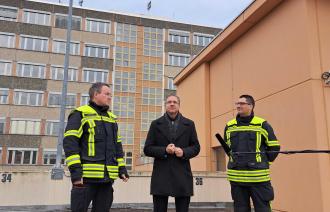 v.l.n.r.: Ralf Krawinkel (Leiter Feuerwehr Potsdam), Oberbürgermeister Mike Schubert, Sascha Cebulski (Projektleiter Feuerwehr Potsdam),